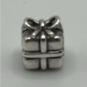 Pandora gift box charm